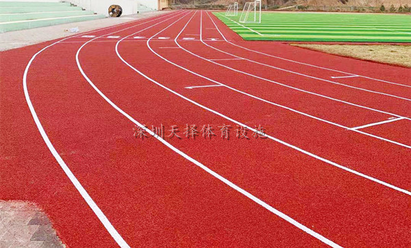 学校塑胶跑道与彩色陶瓷颗粒路面的区别在哪？